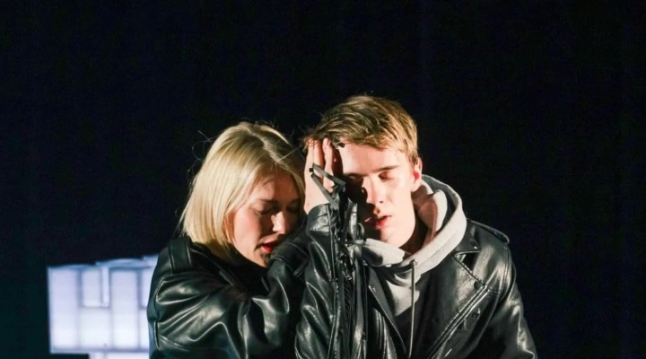 Это всё она