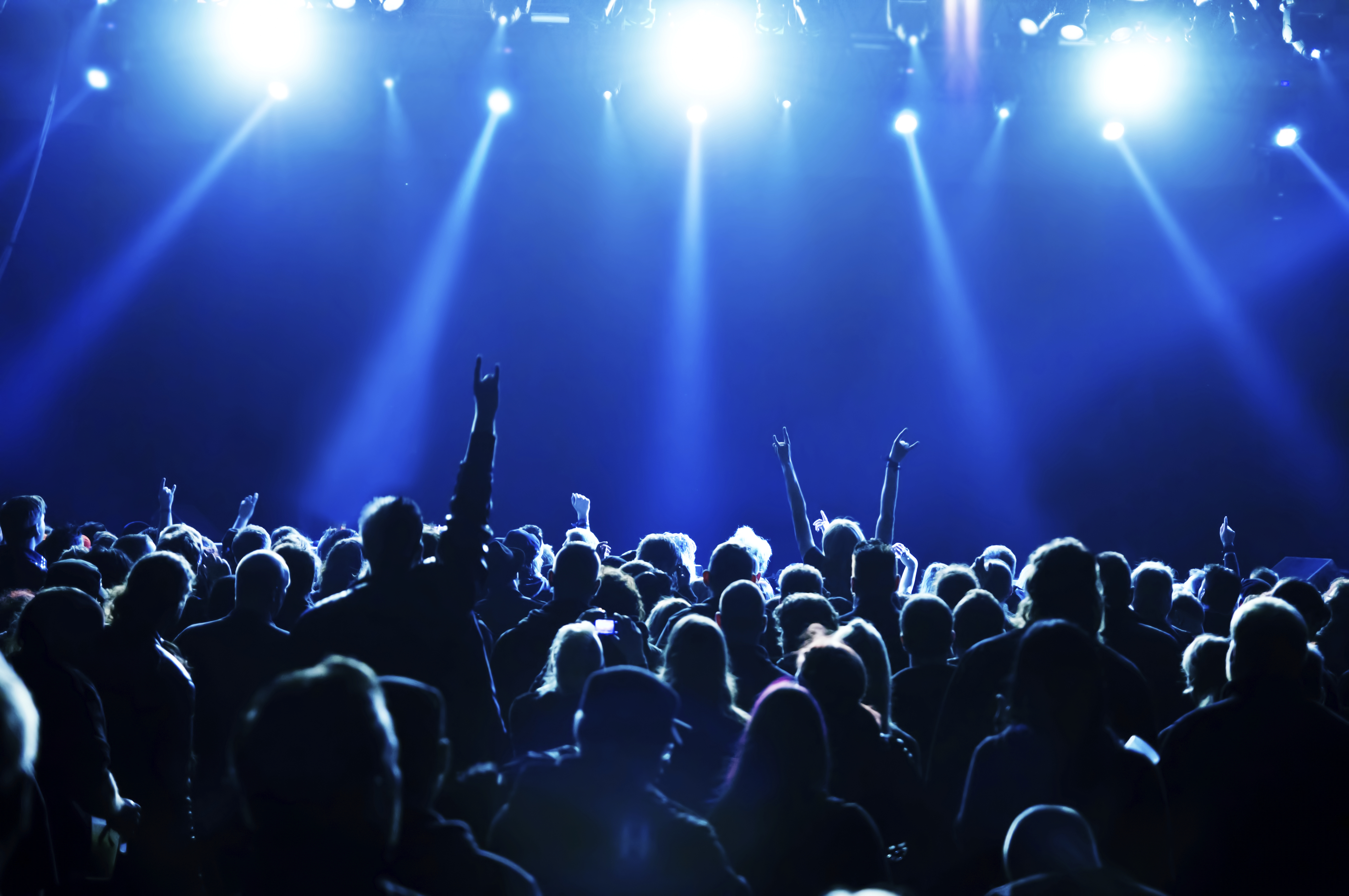 На публику. Число 144000. Игра на публику. Зрители в зрительном зале. Оратор выступает.