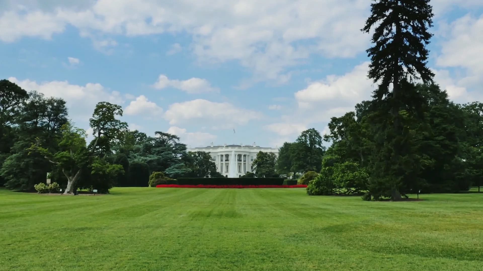 Трамп перестраивает Южную лужайку Белого дома под вертолеты