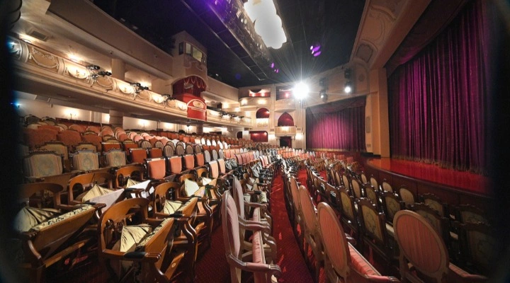 Экскурсия-променад «8 марта в театре Et Cetera»