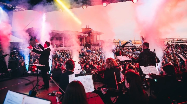 Мировые поп-хиты на крыше с симфоническим оркестром Мировые поп-хиты на крыше с симфоническим оркестром