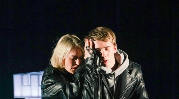 Это всё она