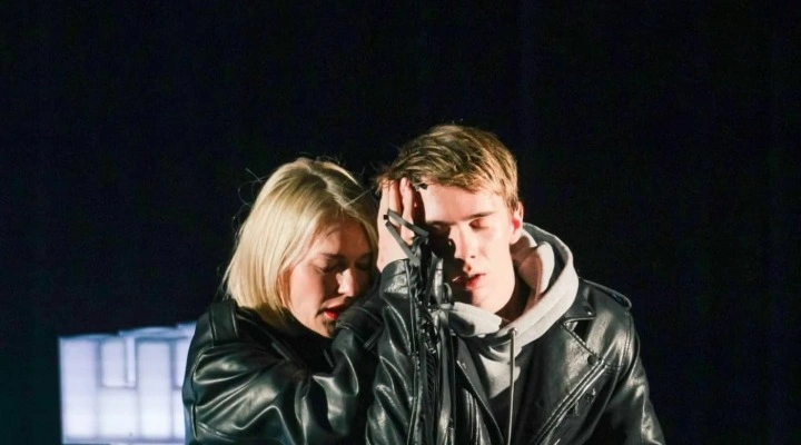 Это всё она