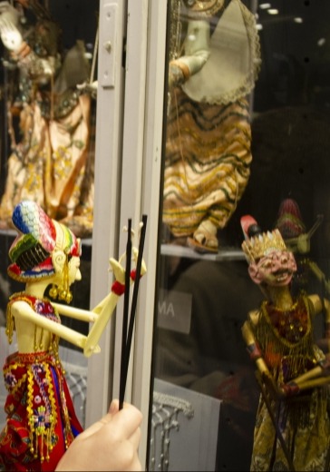 Экскурсия «Путешествие по миру с куклами»