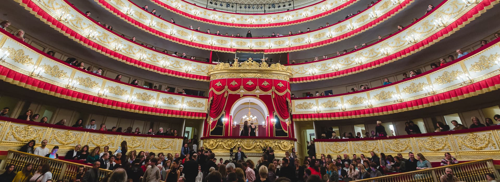 Александринский театр афиша. Рассадка зрителей в театрах. Концертная Театральная рассадка. Концертный зал заполненный. Рассадка зрителей в цирке.