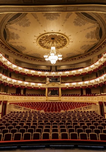 Экскурсия Скорей в театр! Там - целый мир, мир полный и живой...