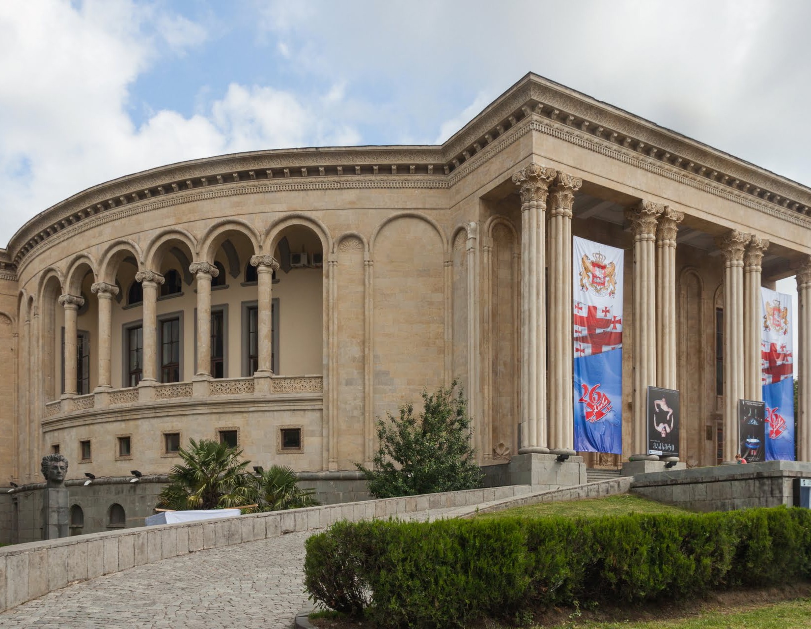 Драматический театр им. Л. Месхишвили (Meskhishvili Theatre)