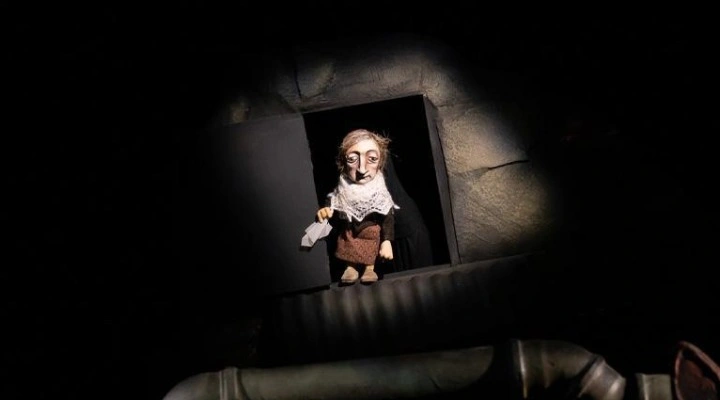 Жена мужа в Париж провожала