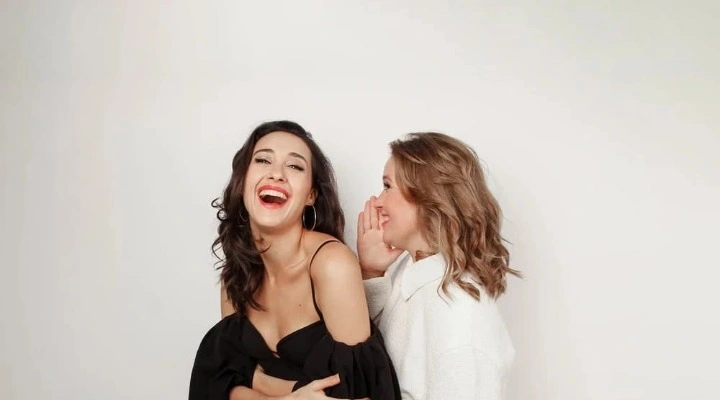 Пила вино и хохотала. Белое